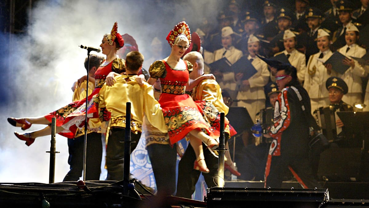 Leningrad  Cowboys esiintymässä yhdessä Puna-armeijan kuoron kanssa Senaatintorin ilmaiskonsertissa 23. elokuuta 2003.