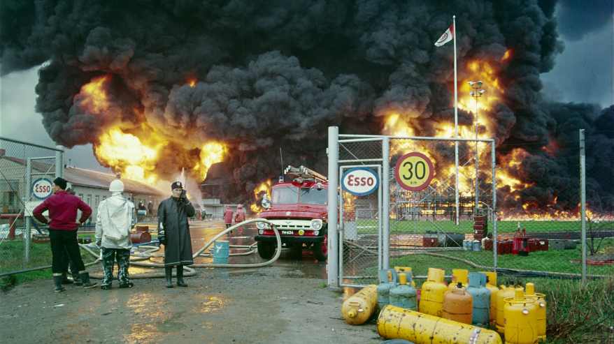 Esson öljyvaraston tulipalo Kokkolan Ykspihlajassa toukokuussa 1973. Tulimeri roihuaa öljysäiliöiden ympärillä.