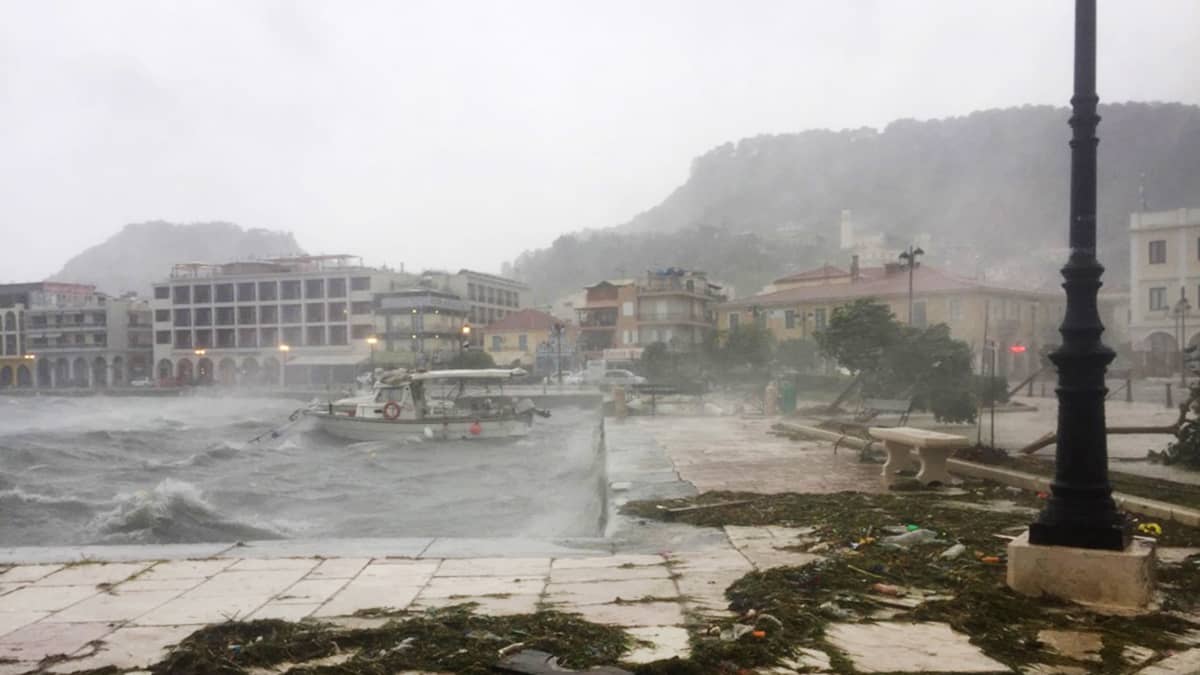 Myrsky iskee Ianosin kaupunkiin Zakynthosin saarella Kreikassa. 