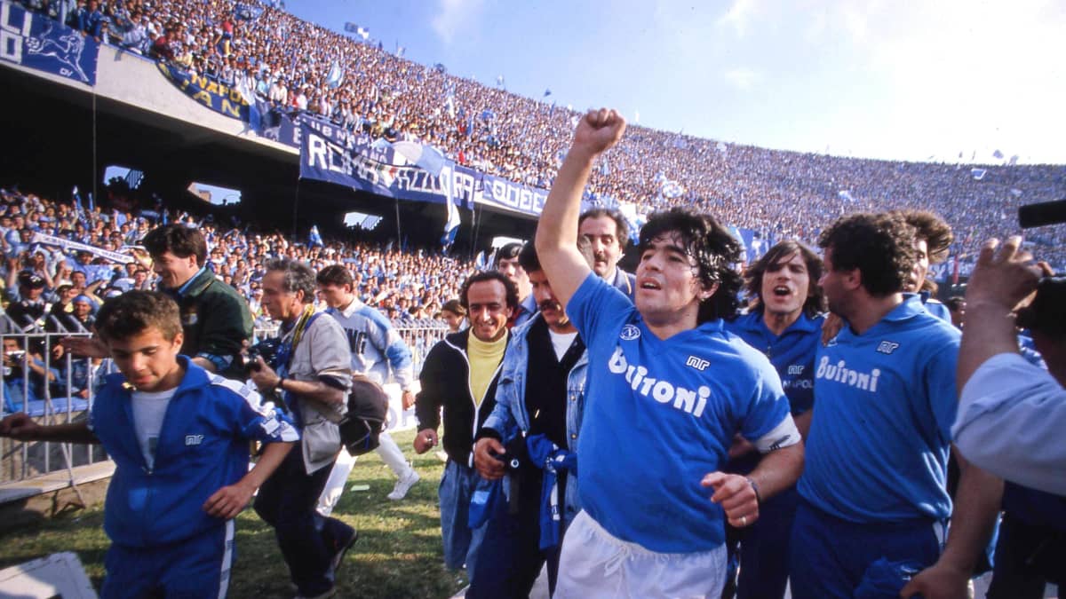 Diego Maradona firar Napolis Serie A-titel år 1987.