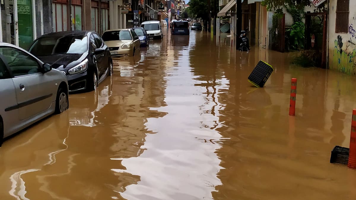 Autoja veden peittämällä kadulla.