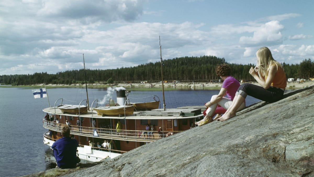 Höyrylaiva s/s Mikkeli saapuu maihin Puumalassa 1960-luvun lopulla.
