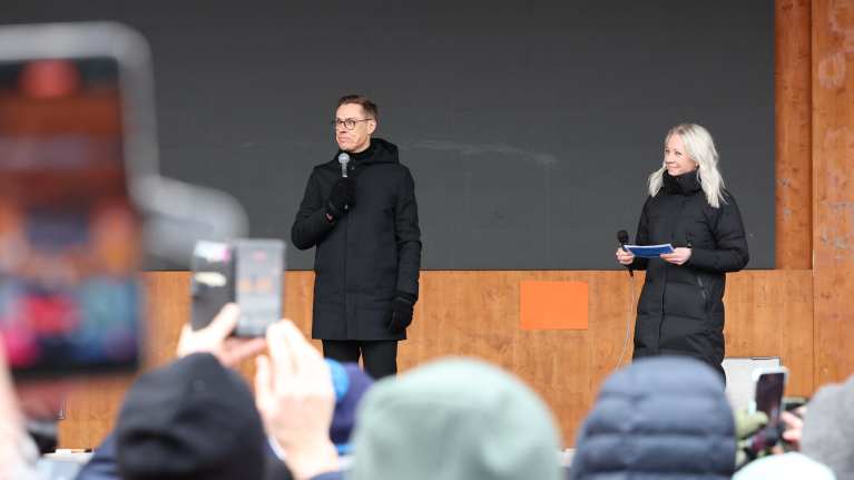 Kaisa Mäkäräinen haastattelee tasavallan presidentti Alexander Stubbia Joensuun torin lavalla.