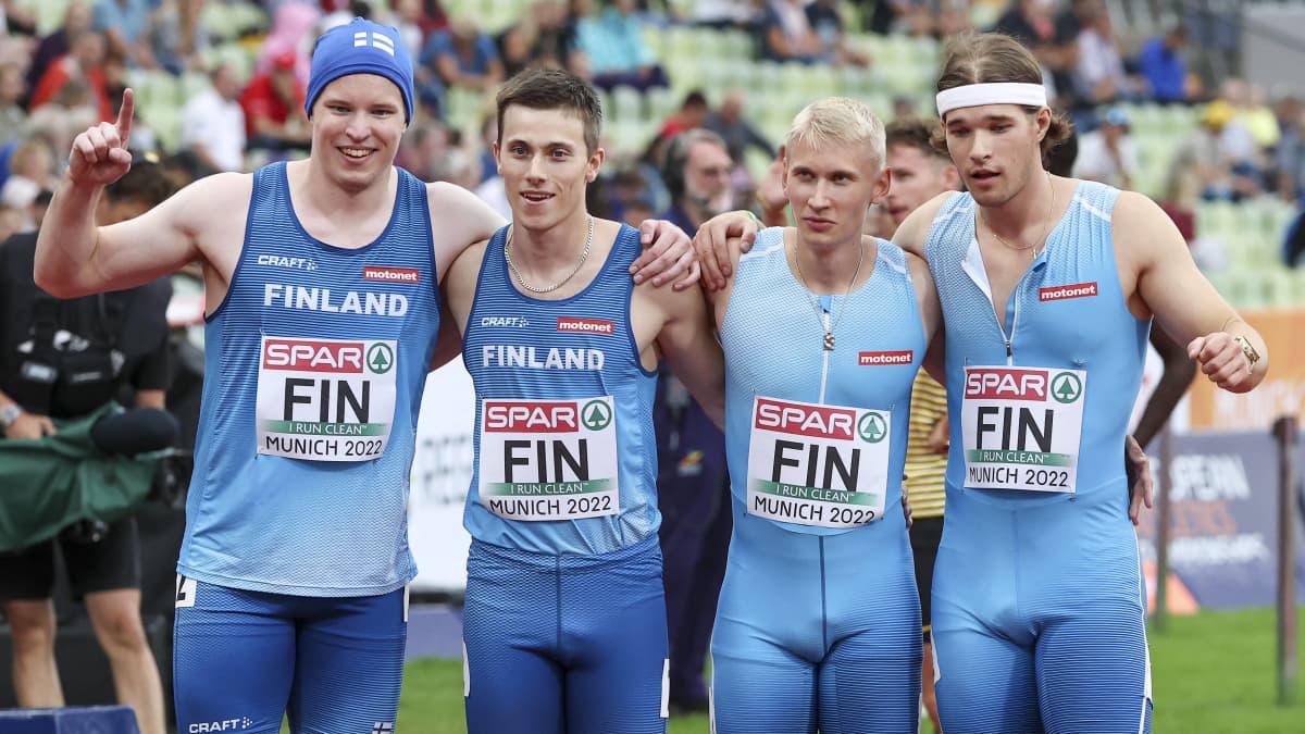 Suomen pikaviestijoukkue poseeraa Münchenin EM-kisoissa.
