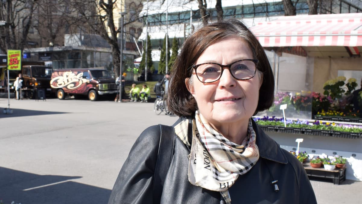 Suomen kielen emeritaprofessori Kaisa Häkkinen seisoo Turun kauppatorilla