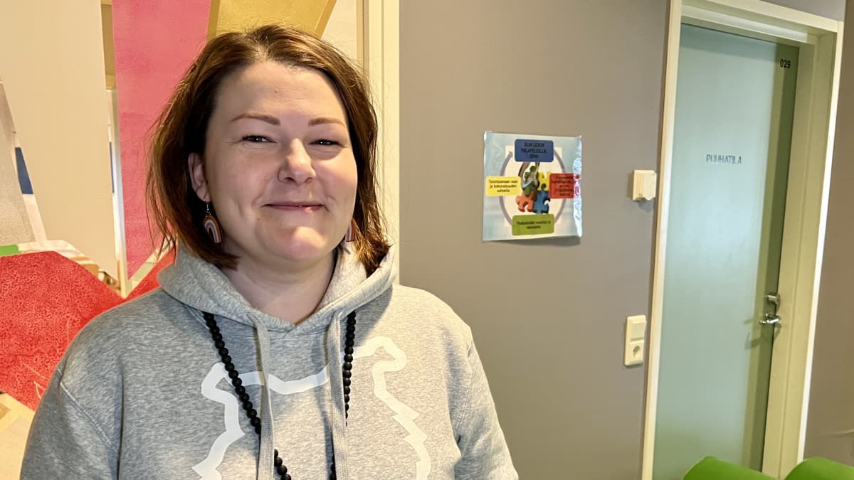  Nina Kuismanen varhaiskasvatuksen lastenhoitaja Kangasniemen päiväkodista Ylöjärveltä katsoo kameraan.