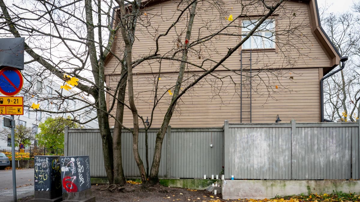 Muistokynttilät Päijänteentie 19 edustalla