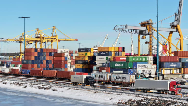 Strikes affect transport in ports, for example. Photo: Lehtikuva / Markku Ulander