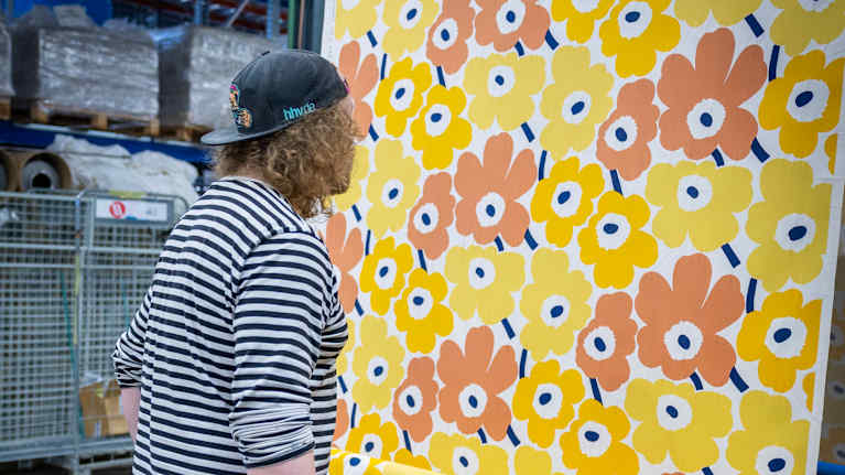 Marimeko’s Unikko patterns are produced in many different colors. Photo: Mårten Lampén / Yle