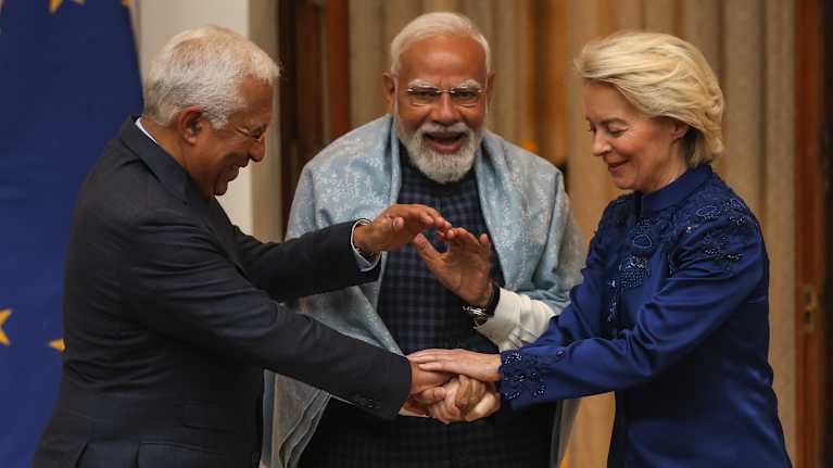Luis Santos da Costa, Narenda Modi ja Ursula von der Leyen kättelevät.