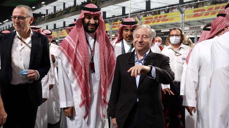 Muhammad bin Salman Saudi-Arabian GP:n varikolla Stefano Domenicalin ja Jean Todtin kanssa.