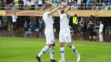 Robin Lod ja Teemu Pukki tuulettavat Huuhkajien paidassa.