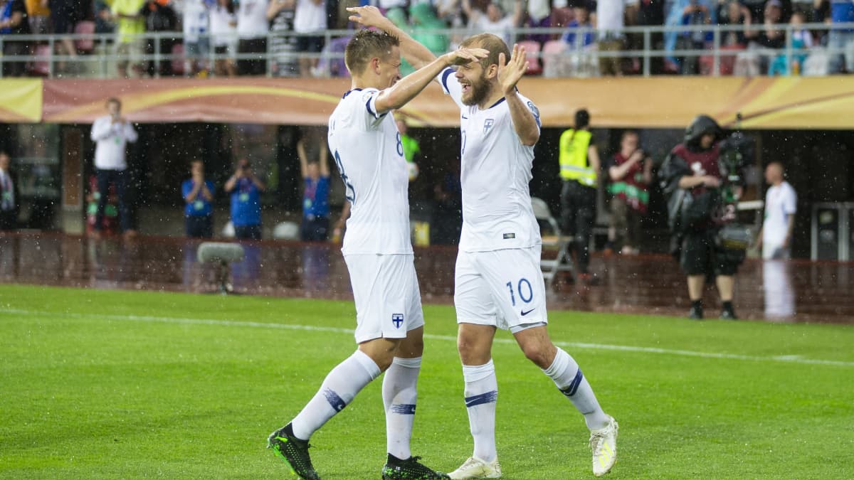 Robin Lod ja Teemu Pukki tuulettavat Huuhkajien paidassa.