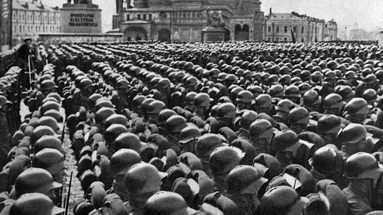 Puna-armeijan paraati Punaisella torilla 1936 mustavalkoisessa kuvassa.