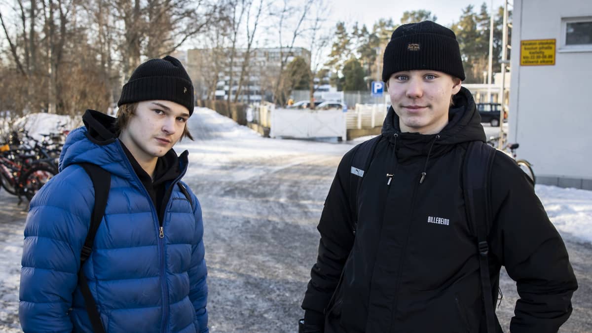 Vasemmalla Juho Vähätiitto ja oikealla Juuso Jaakkola. Pojat seisovat koulun pihalla. 
