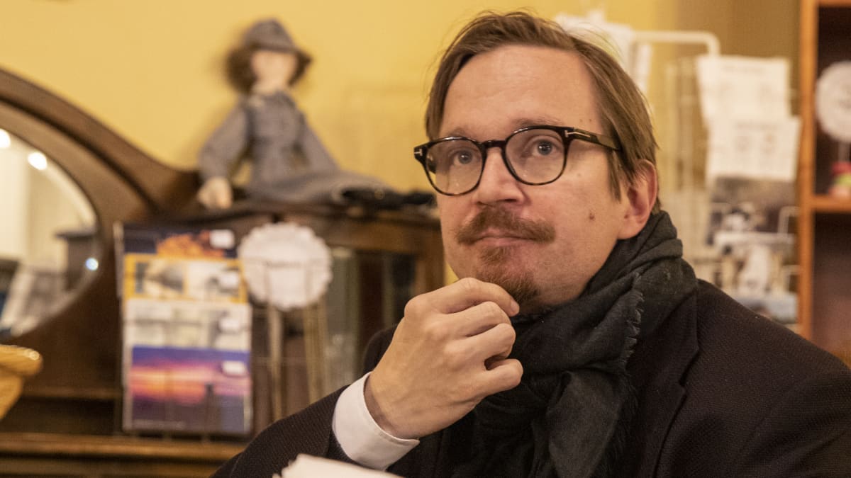 Sorjosen showrunner Miikko Oinonen istumassa lappeenrantalaisessa kahvilassa.