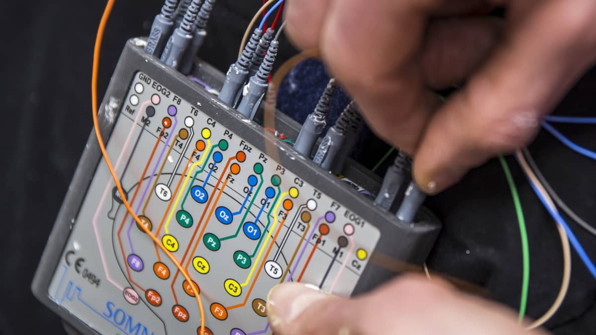 Unitutkimus laitteiston asennusta tutkimushenkilöön