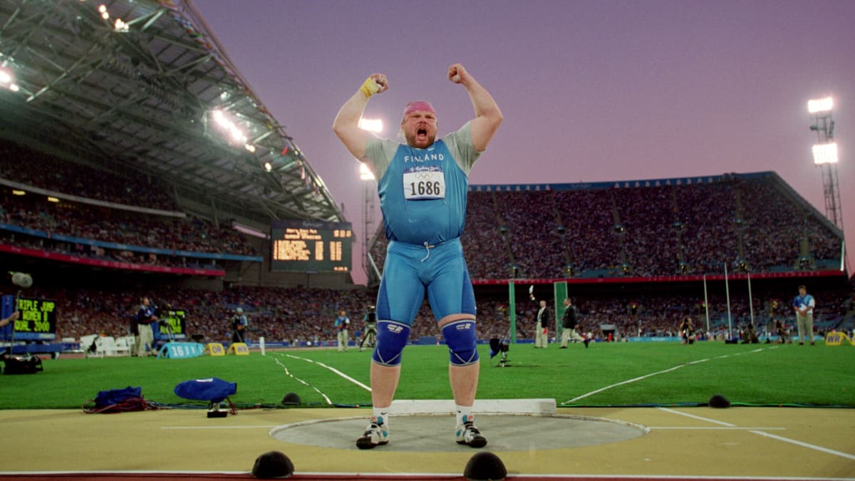 Arsi Harju tuulettaa kultamitalin tuonutta työntöä 21,29 Sydneyn olympiafinaalissa 22. syyskuuta 2000. Uran pisin työntö, 21,39, näki päivänvalon saman aamun karsinnassa.