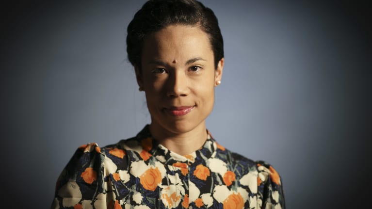 Ylen kolumnisti Shadia Rask studiomuotokuvassa.