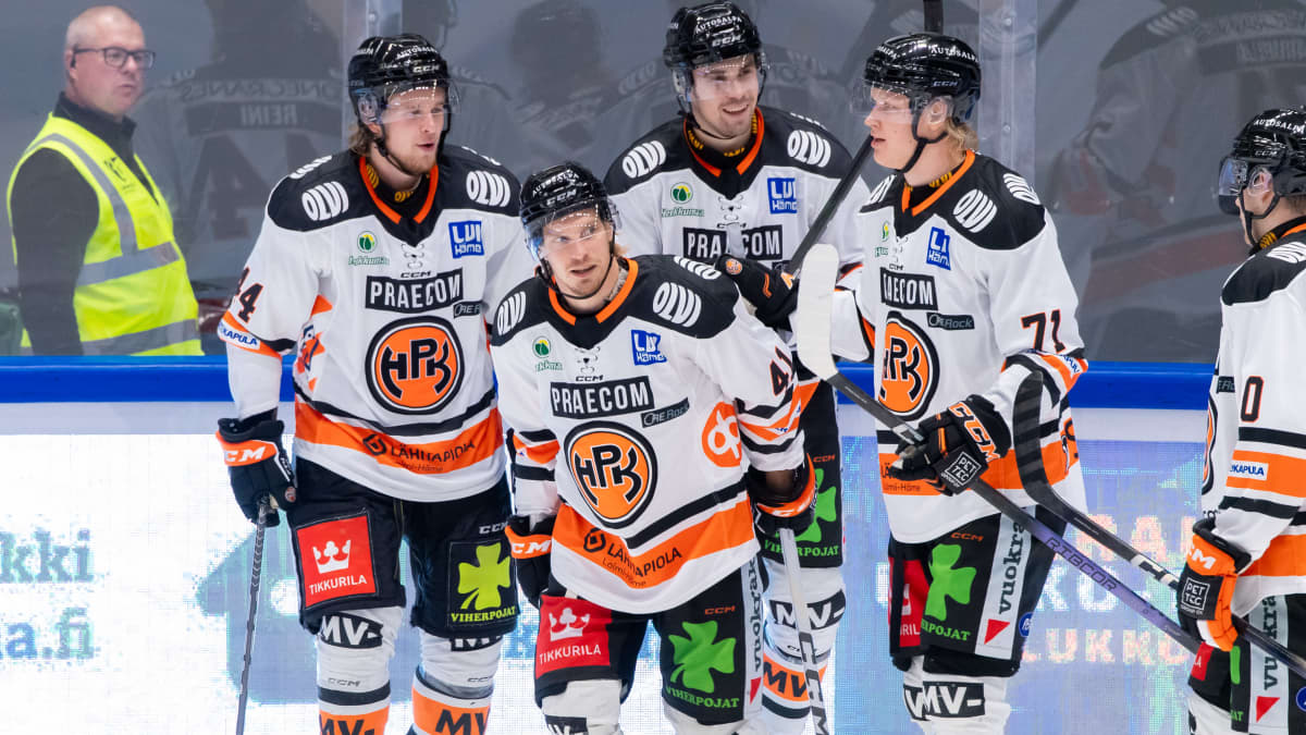 Antti Pihlström tuuletti maalia. 