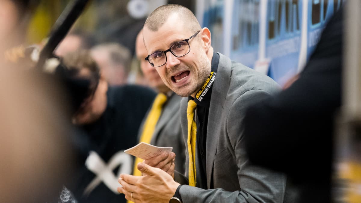 Ville Hämäläinen ropar åt sina spelare.