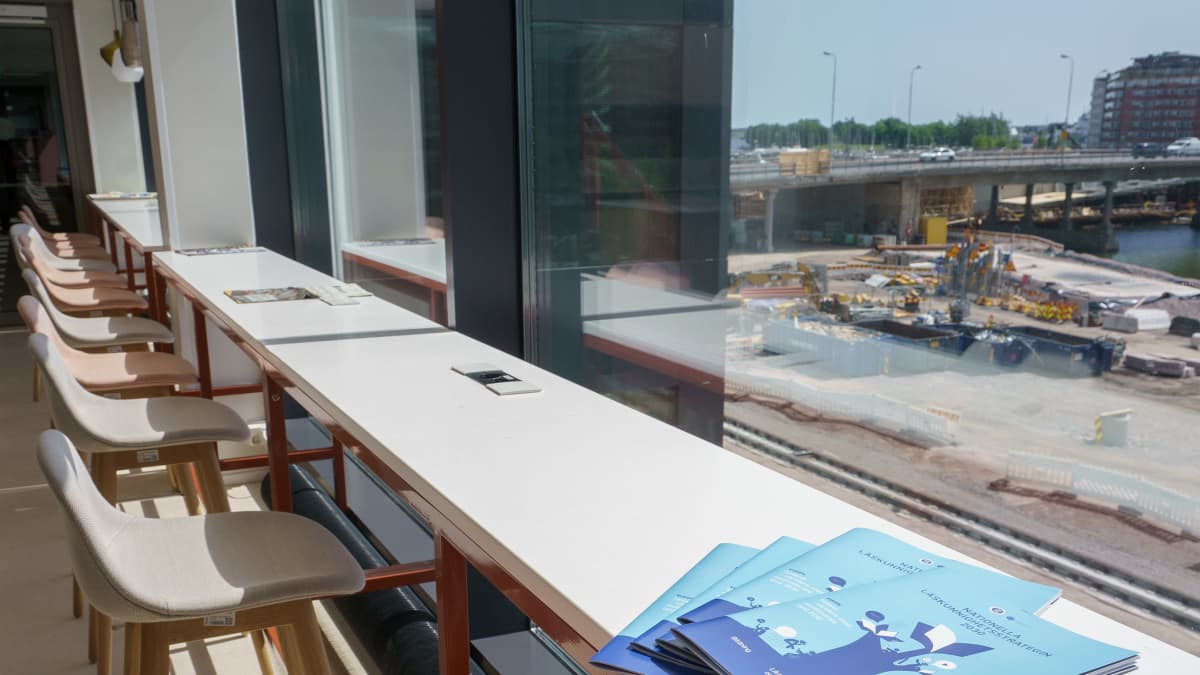 Näkymä Opetushallituksen kolmannen kerroksen kahvilasta. Ulkona näkyy Hakaniemensillan rakennustyömaa.