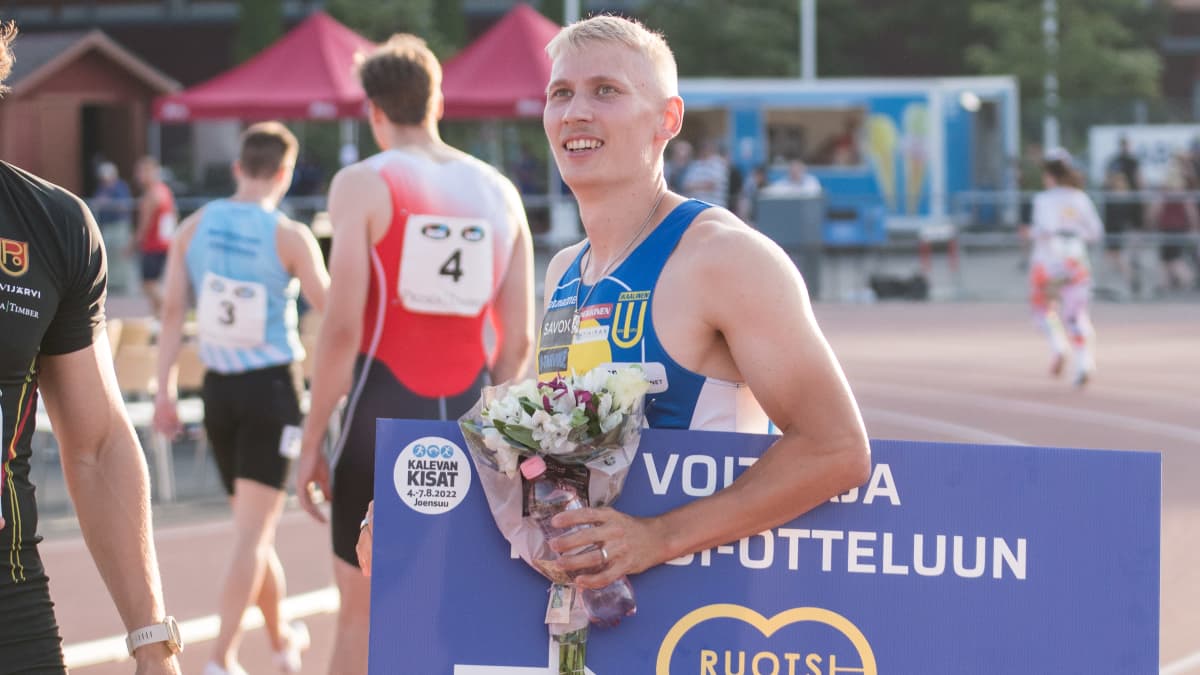 Samuli Samuelsson hymyilee Kalevan kisoissa kukkakimppu kädessään.