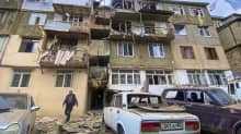 Vaurioitunut asuintalo Stepanakertissä Vuoristo-Karabahissa.