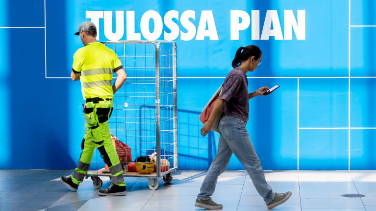 Ihmisiä Itäkeskuksessa