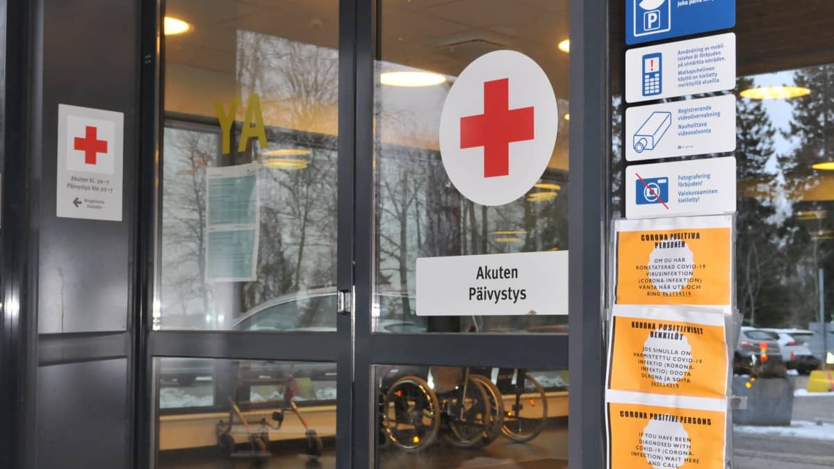 Vaasan keskussairaalan päivystyksen liukuovi.