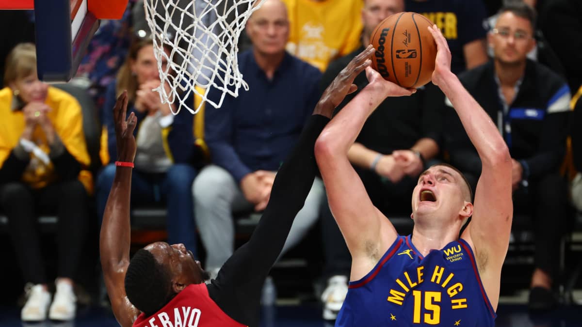 Nikola Jokic koripallon kanssa.