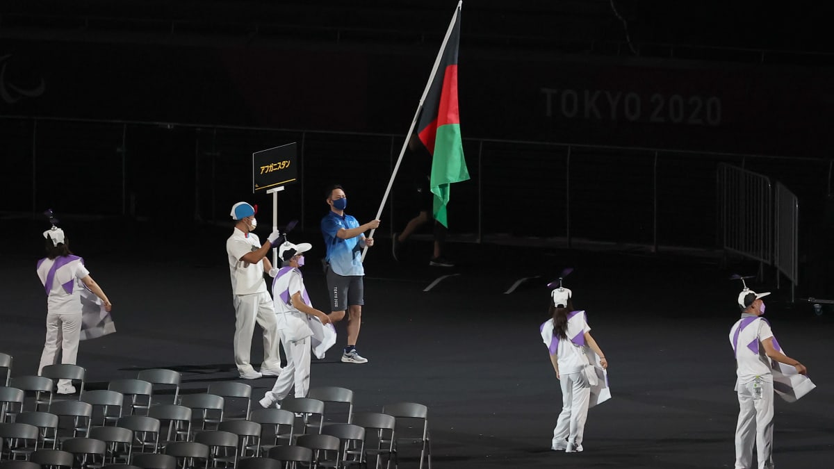 Afganistanin lippua paralympialaisten avajaisissa kantaa kisajärjestäjä.