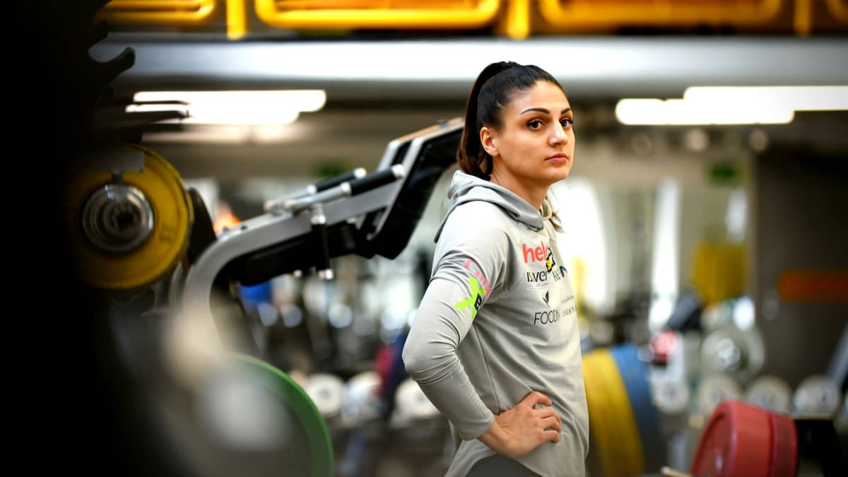Nooralotta Neziri tittar omkring sig i gymmet