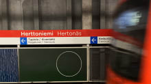 En skylt som pekar mot Stensvik och en metro som susar förbi.