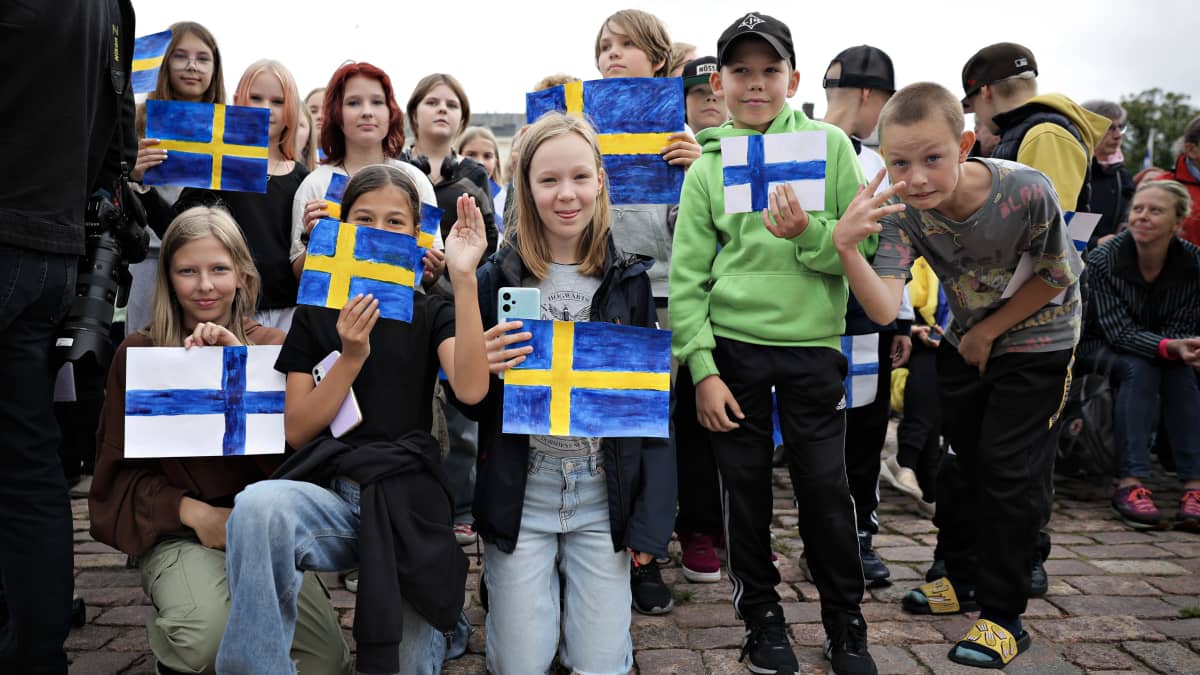 Ruotsin kruununprinsessa Victoria ja prinssi Daniel vierailivat Loviisassa torstaina 21. syyskuuta. Harjurinteen koulun 5a oli vastaanottamassa kuninkaallisia.