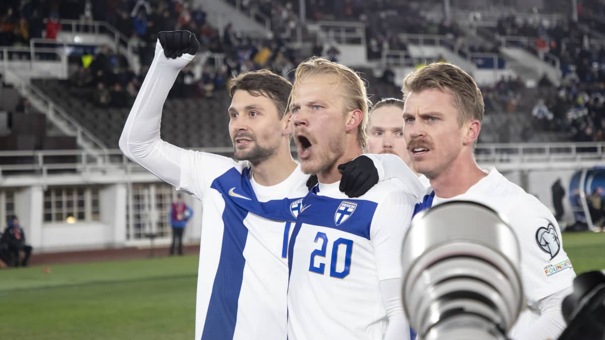 Huuhkajat juhli perjantaina voittoa Pohjois-Irlannista.