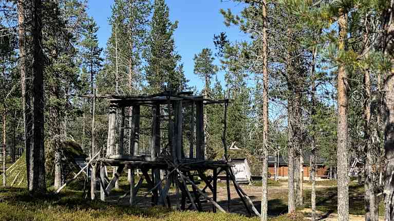 Uule-Niiles Sara Sámesiida, lapinkylä Saariselällä.