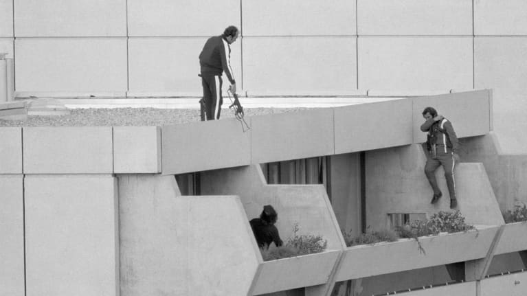 Länsisaksalaiset poliisit lähestyivät katon kautta terroristien iskupaikkaa, joka on muutama kerros kuvasta alempana..