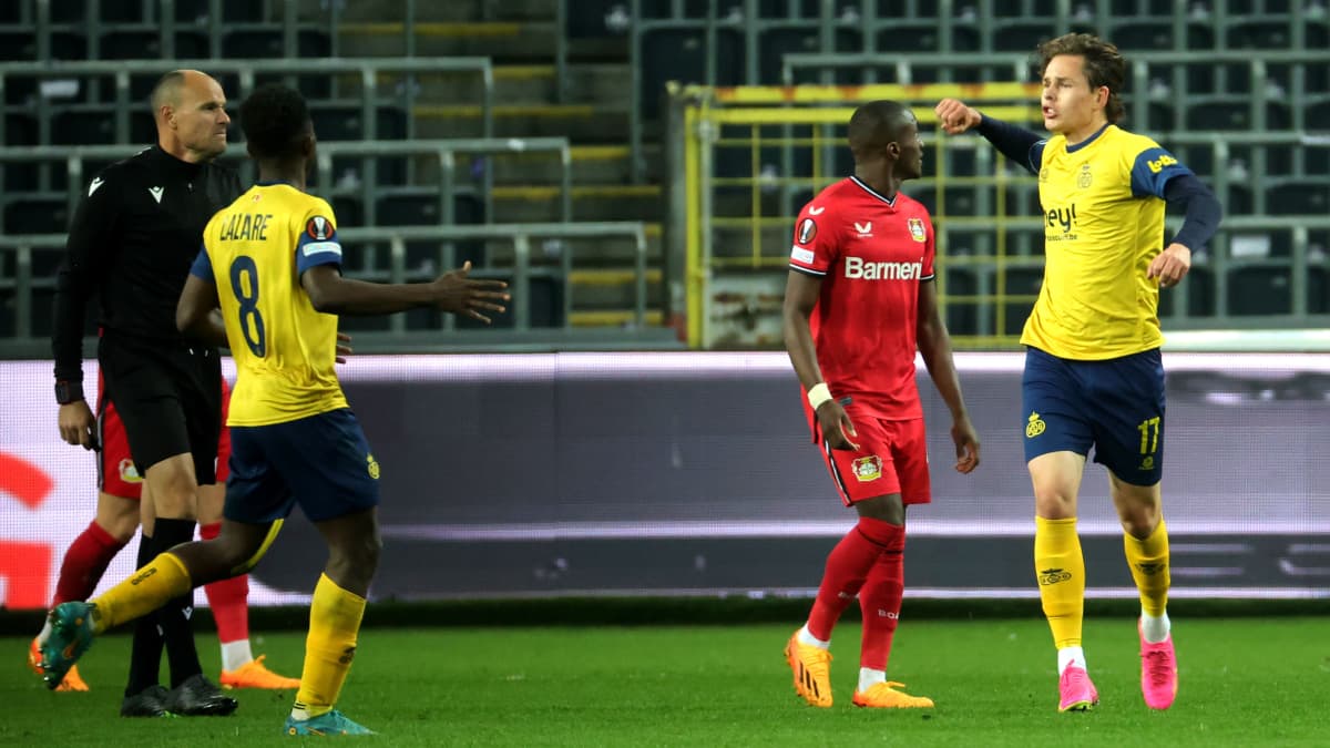 Casper Terho juhlii osumaansa Leverkusenin verkkoon. Leverkusen eteni välieriin Eurooppa-liigassa, mutta Terho iski pallon ohi Lukas Hradeckyn. Osuma oli Terhon ensimmäinen Union Saint-Gilloisen paidassa.