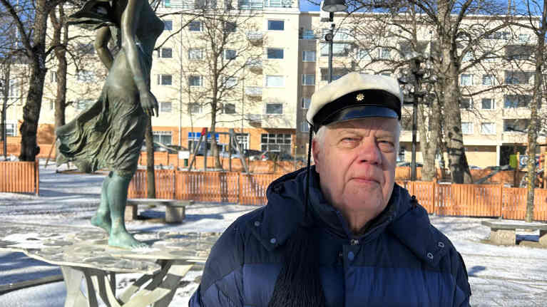 Emeritusteekkari Erkki Räsänen Kaunis Veera -patsaan vieressä Lappeenrannan satamassa.