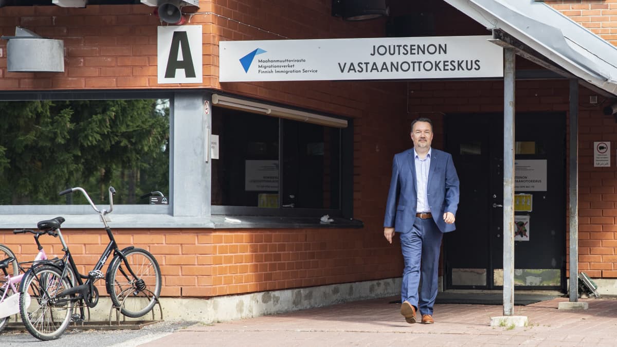 Jari Kähkönen Joutsenon vastaanottokeskuksen pihalla.