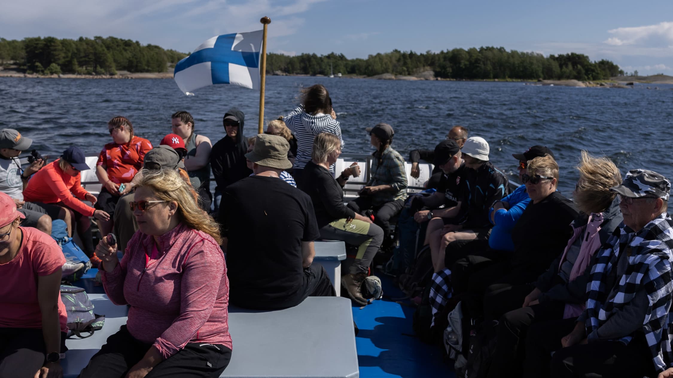 Retkeilijöitä istumassa Vikla III laivan kyydissä.