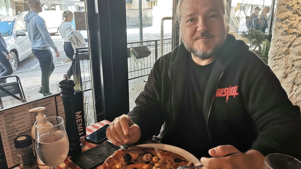 Muusikko Jan ”Örkki” Yrlund syömässä pizzaa Pizzeria Napolissa.