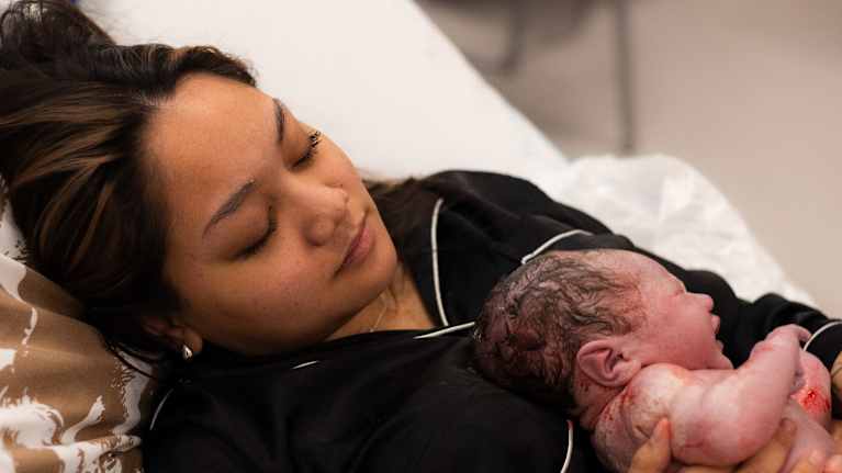 Valokuvaaja Emilia Tanhuanpää tallensi Sanni Lintusen ja hänen poikansa Islan synnytyssalissa.