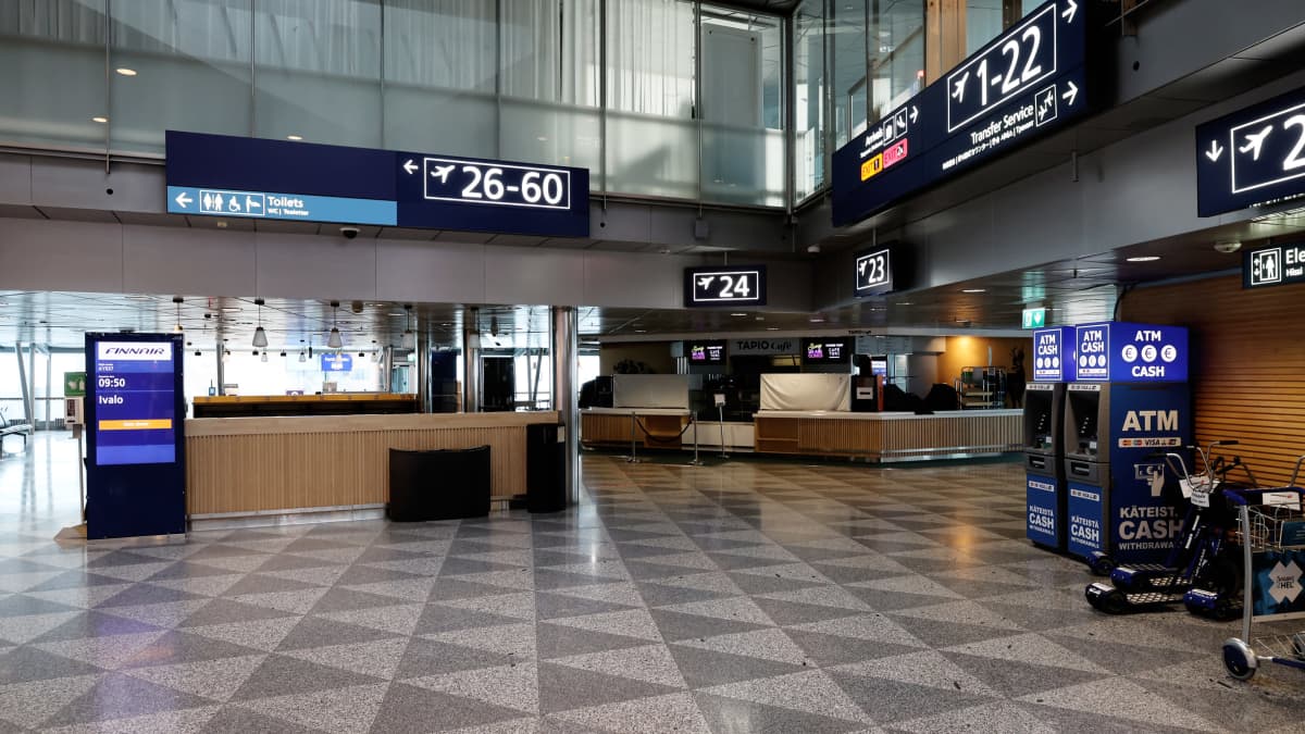 Autiot käytävät Helsinki-Vantaan lentoasemalla koronapandemian aikana.