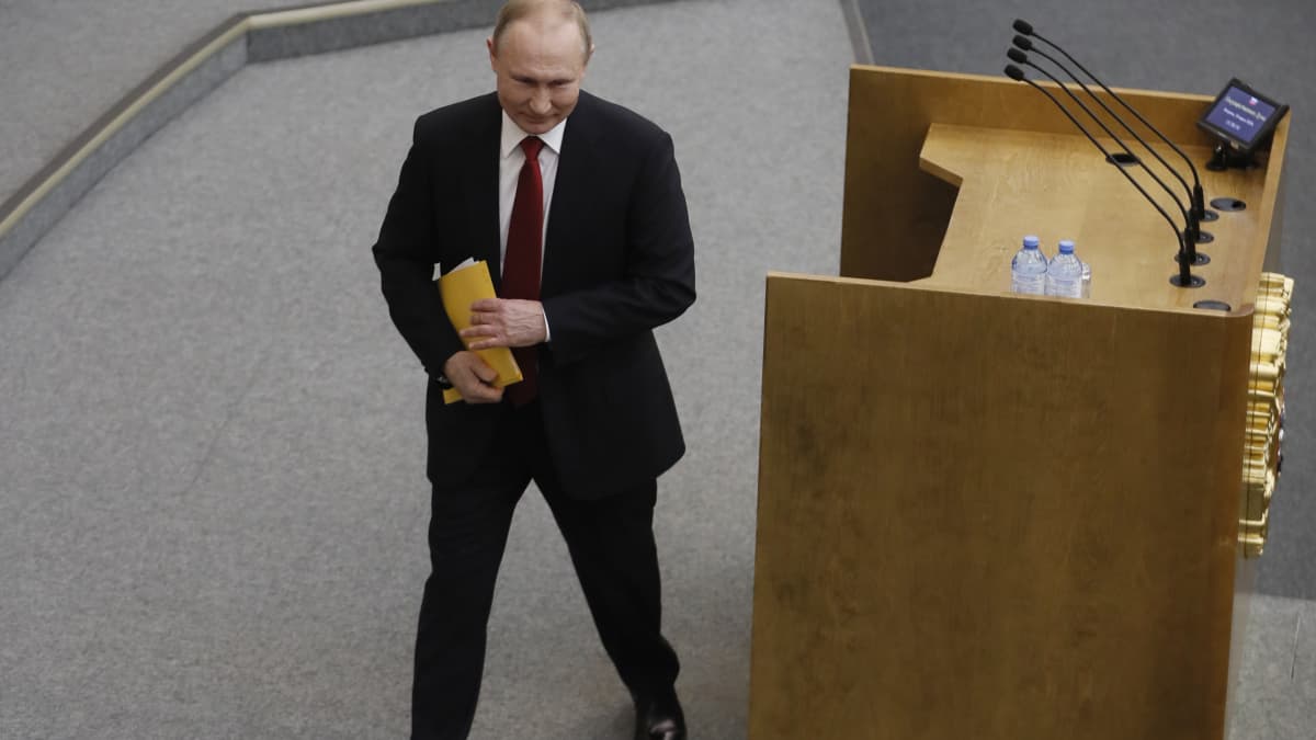Vladimir Putin lähdössä duuman puhujankorokkeelta tänään.