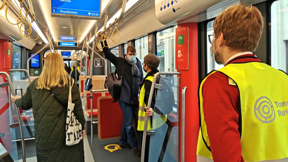 Ihmisiä Tampereen ratikan kyydissä 10.5.2021