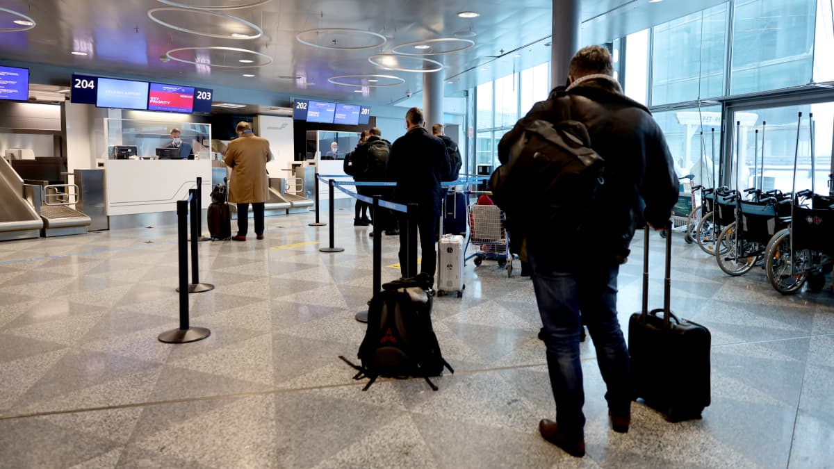 Venäläisiä matkustajia Helsinki-Vantaan lentoasemalla.
