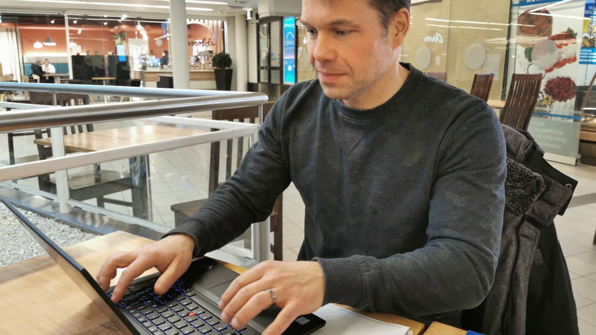 Työelämäntutkija Pasi Pyöriä tekee etätöitä kahvilassa Tullintorin kauppakeskuksen kahvilassa Tampereella