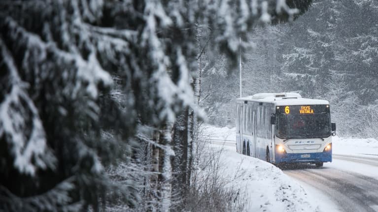 Linja-auto törmäsi sähkötolppaan Tampereella: 20 lasta ja 5 aikuista ...